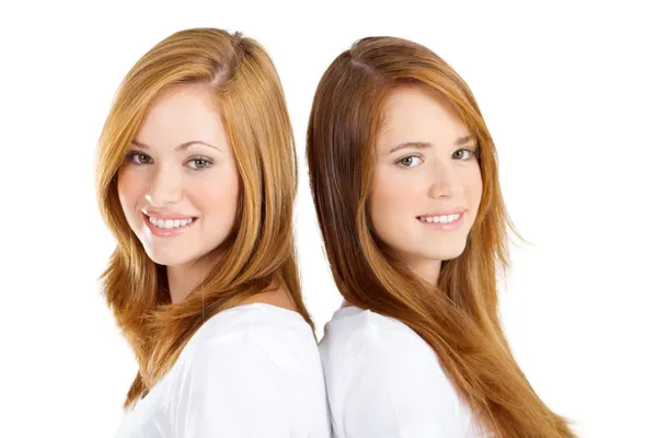 Aantrekkelijke tweelingzusjes — Stockfoto