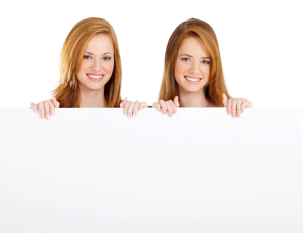 Chicas adolescentes sosteniendo tablero blanco —  Fotos de Stock