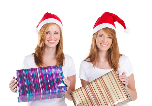 Junge Frauen mit Weihnachtsgeschenken — Stockfoto