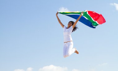 mutlu genç kadın ile Güney Afrika bayrak ve atlama