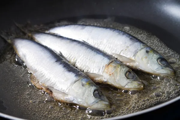 Fritar o peixe de sardinha em uma panela — Fotografia de Stock