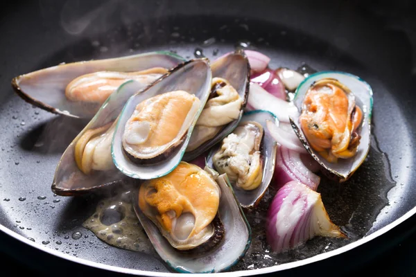 Fry mussel and onion in frying pan — Stock Photo, Image