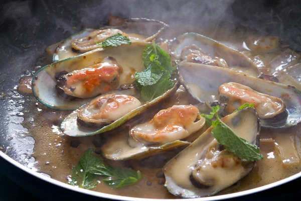 Fresh mussels cooking in frying pan — Stock Photo, Image