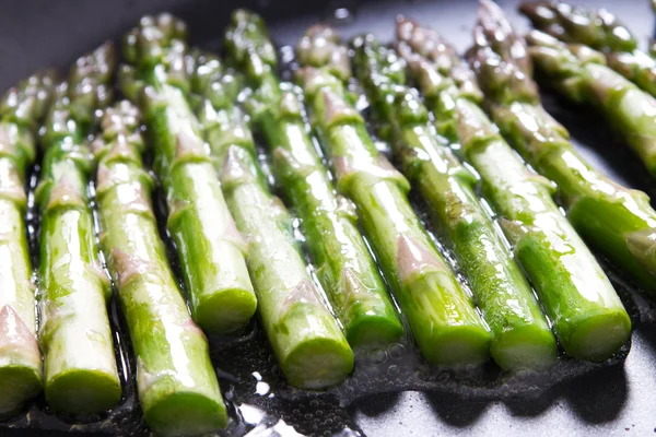 Pan frying asparagus — Stock Photo, Image