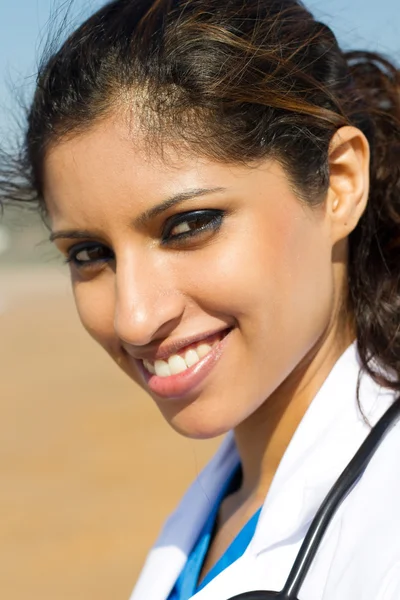 Mooie jonge vrouwelijke arts buitenshuis — Stockfoto