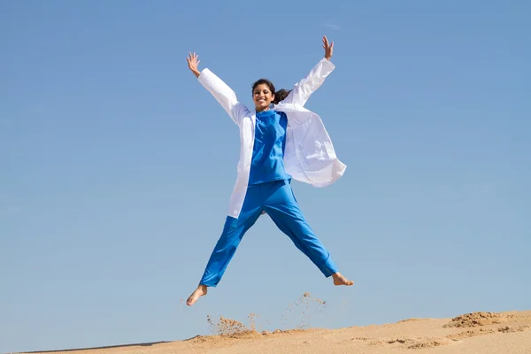 점프 하는 행복 한 간호사 — 스톡 사진