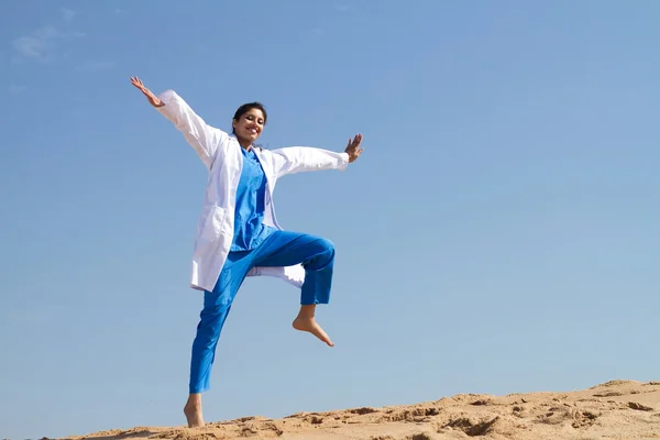 Alegre enfermeira médica pulando — Fotografia de Stock