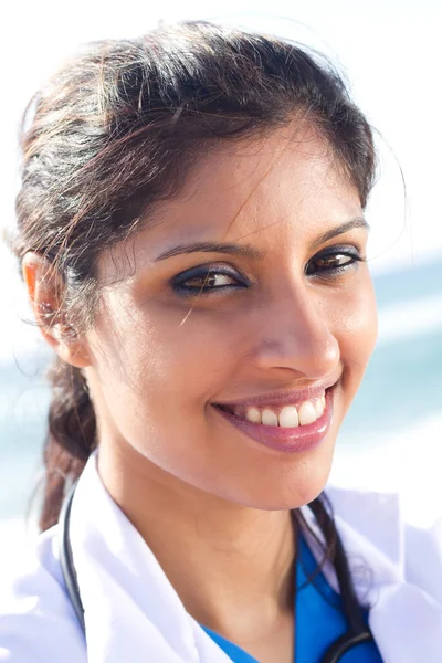 Πορτρέτο των νέων ευτυχισμένη γυναίκα νοσοκόμα σε εξωτερικούς χώρους — Φωτογραφία Αρχείου