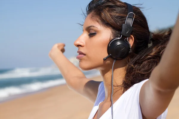 Mujer joven disfrutando de la música al aire libre — Foto de Stock