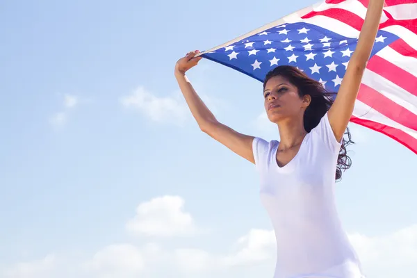 Νεαρή όμορφη γυναίκα που κρατά σημαία ΗΠΑ — Φωτογραφία Αρχείου
