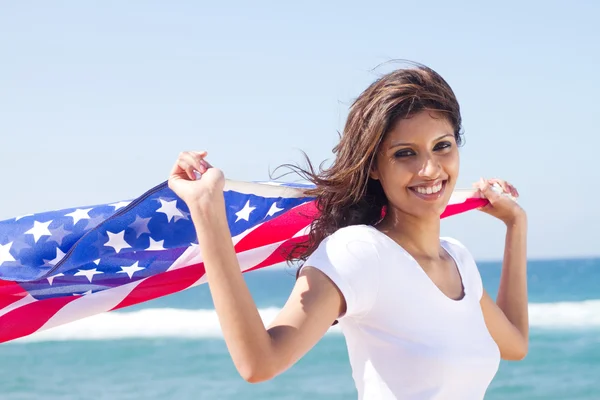 Красива молода жінка з американським прапором — стокове фото