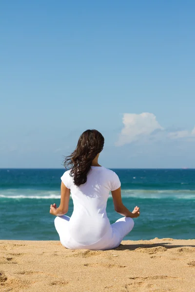 Junge schöne Frau Meditation am Strand — Stockfoto