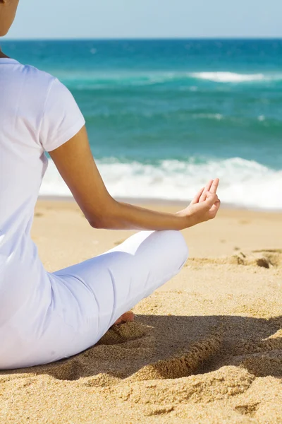 Jovem mulher bonita meditação na praia — Fotografia de Stock
