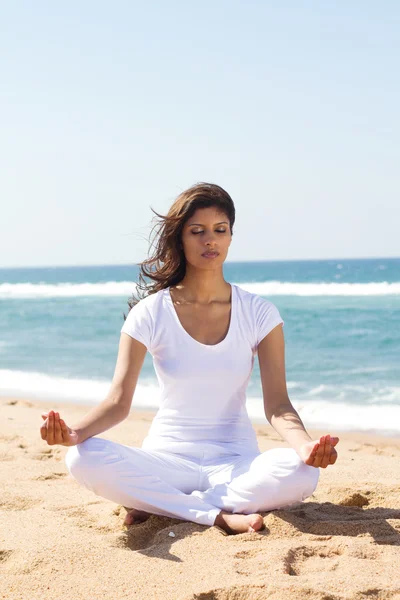 Giovane bella donna meditazione sulla spiaggia — Foto Stock