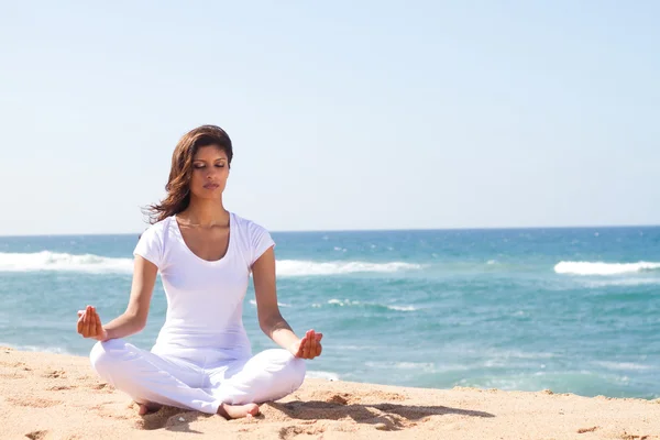 Jong mooi vrouw meditatie op strand — Stockfoto