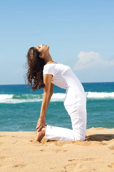 Joven mujer sana haciendo yoga en la playa —  Fotos de Stock