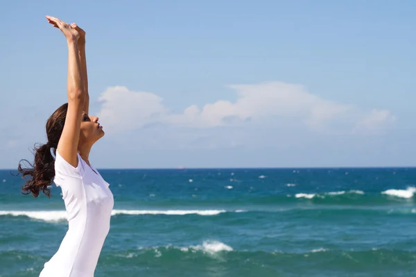 Ung frisk kvinna gör yoga på stranden — Stockfoto