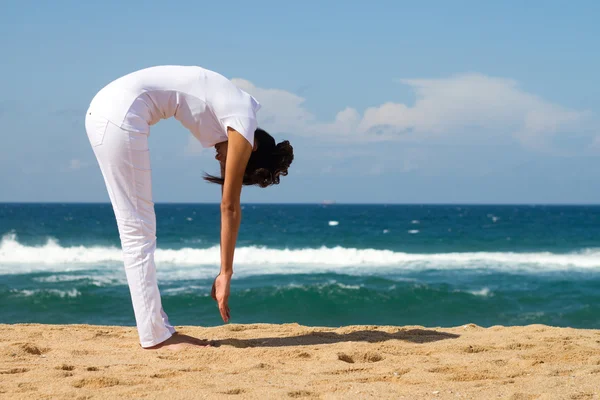 Młoda zdrowa kobieta robi jogi na plaży — Zdjęcie stockowe