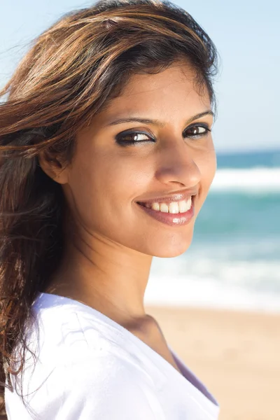 Giovane donna mediorientale ritratto sulla spiaggia — Foto Stock