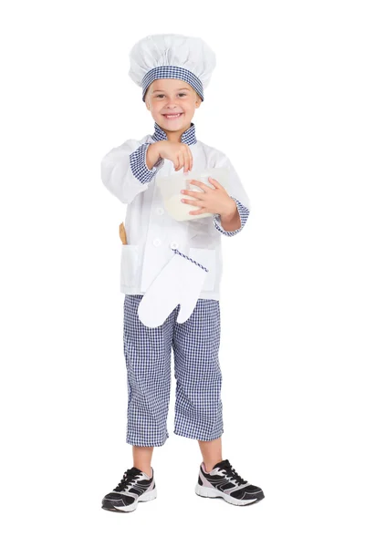 Bambina in uniforme panettiere mescolando farina — Foto Stock