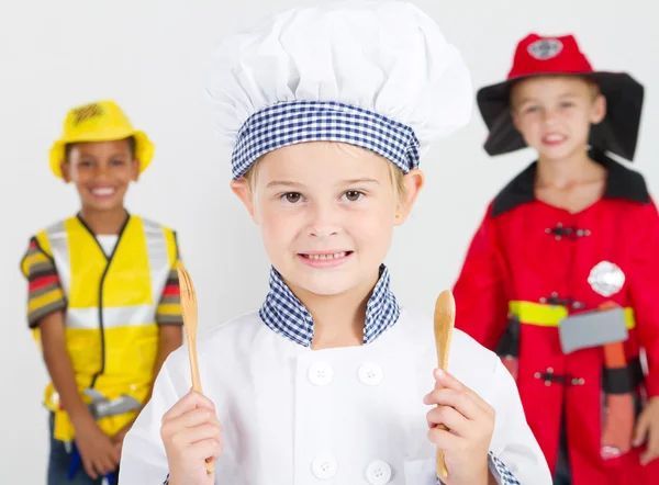 Pequeno chef feliz na frente do trabalhador da construção civil e bombeiro — Fotografia de Stock