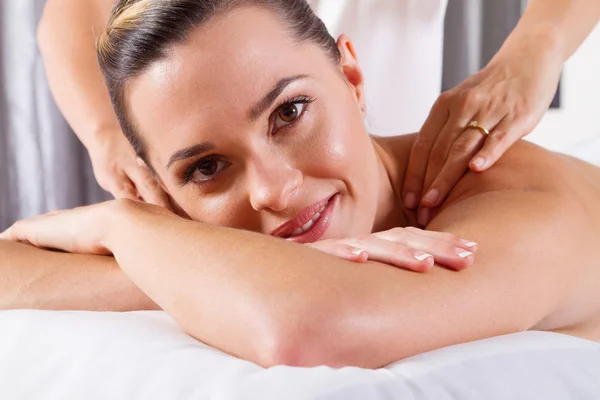 Jovem mulher tendo massagem no ombro — Fotografia de Stock