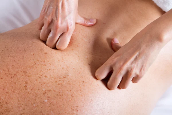 Massage av manliga tillbaka — Stockfoto