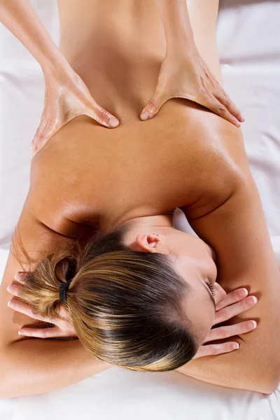 Mujer joven recibiendo masaje de espalda — Foto de Stock