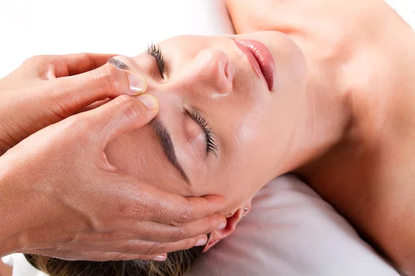 Huvud massage i skönhetssalongen — Stockfoto