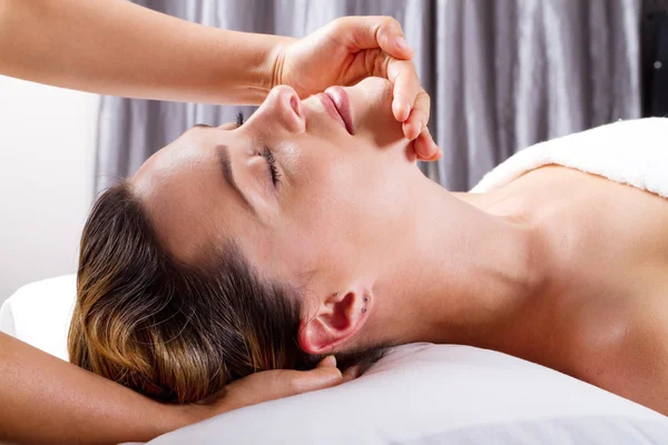 Huvud massage i skönhetssalongen — Stockfoto