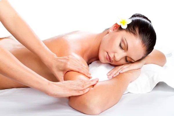 Jovem bela mulher recebendo massagem — Fotografia de Stock