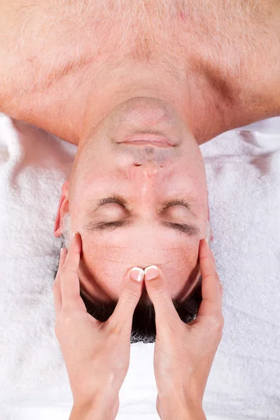 Homme d'âge moyen recevant un massage facial — Photo