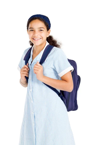 Preadolescente colegiala vistiendo uniforme y llevando mochila — Foto de Stock
