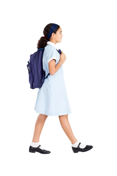Colegiala llevando mochila y caminando — Foto de Stock