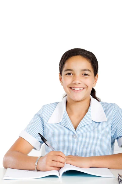 Preteen skolflicka arbetar med läxor — Stockfoto
