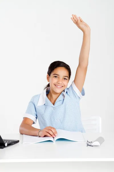 Schulmädchen Hand nach oben im Klassenzimmer — Stockfoto