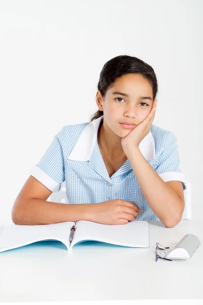 Pensativo preadolescente escuela chica por su escritorio —  Fotos de Stock