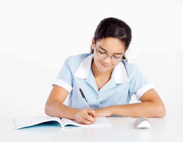 Preteen skolflicka arbetar med läxor — Stockfoto
