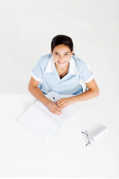 Schoolmeisje studeren huiswerk — Stockfoto