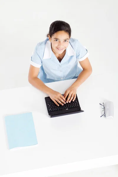 Estudante pré-adolescente usando computador portátil em sala de aula — Fotografia de Stock