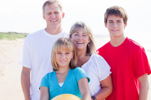 Семья из четырех человек на пляже — стоковое фото