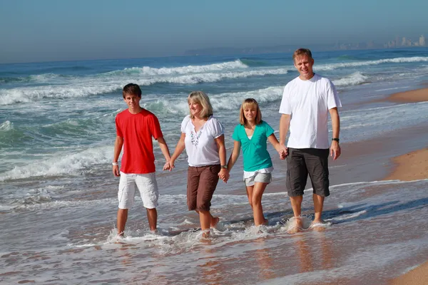 Passeggiata in famiglia sulla spiaggia — Foto Stock