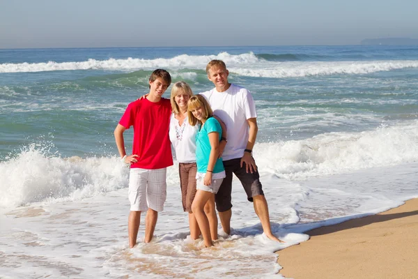 Familieportret op strand — Stockfoto