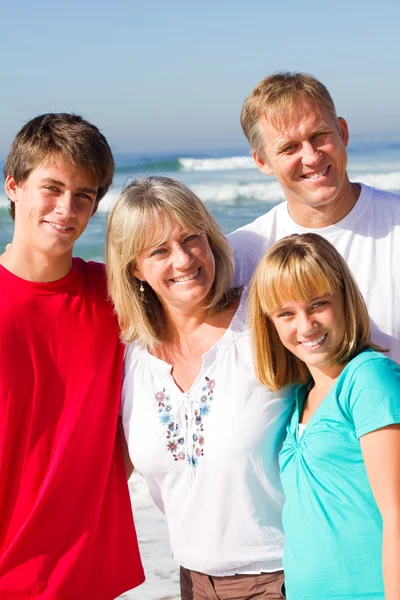 Familieportret op strand — Stockfoto