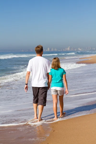 Vater und Tochter spazieren am Strand — Stockfoto