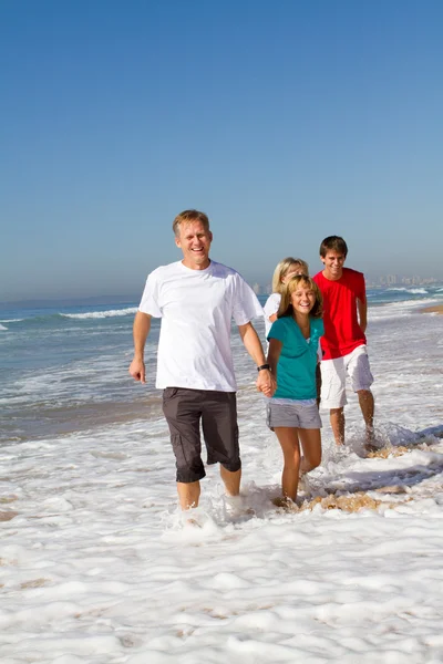 Família correndo na praia — Fotografia de Stock