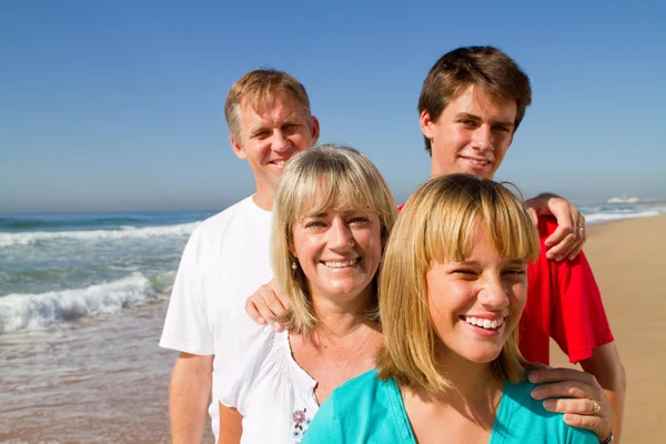 Χαρούμενη οικογένεια στην παραλία — Φωτογραφία Αρχείου