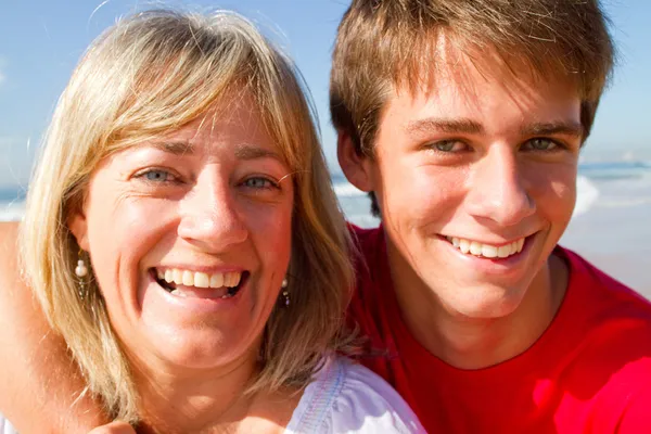 Middelbare leeftijd moeder en tiener zoon portret — Stockfoto