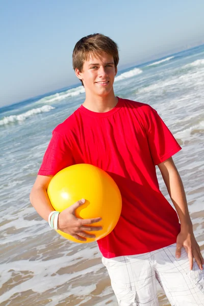 Plajda plaj topu ile genç çocuk — Stok fotoğraf
