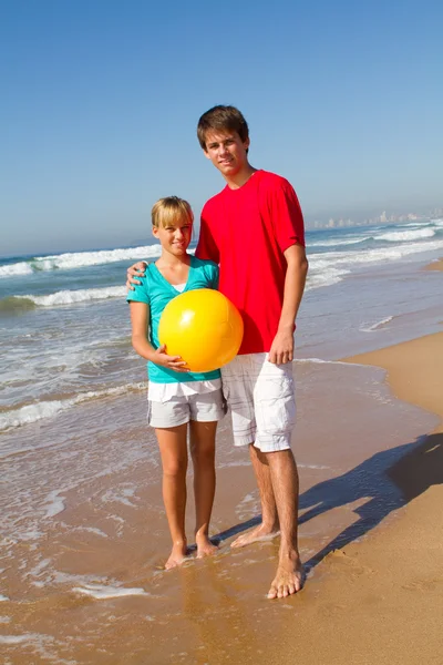 Сестра и брат на пляже — стоковое фото